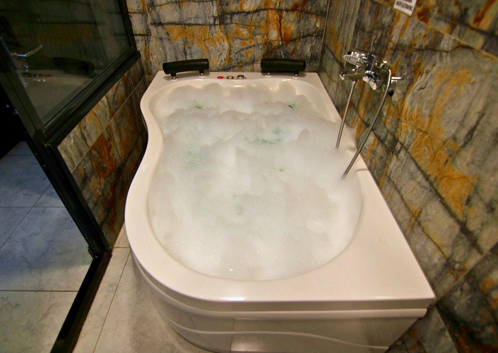Eagle Palace Suites 29/50