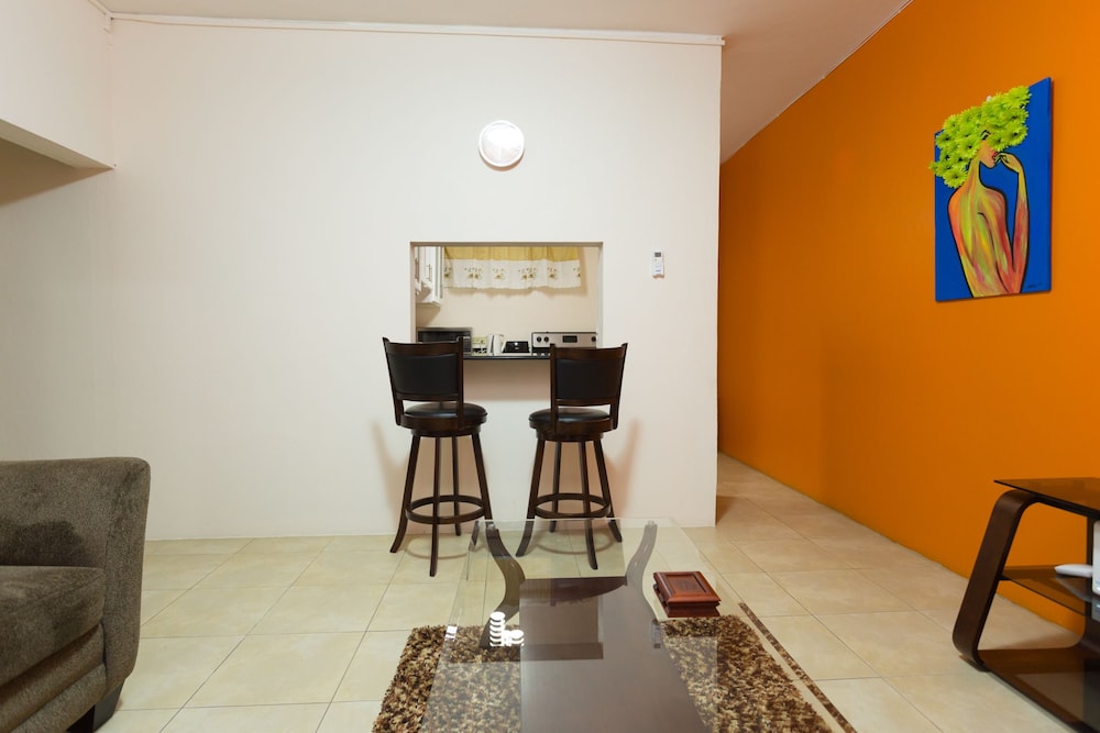 The Embassy Luxury Apt Crystal Towers Ii 14/19