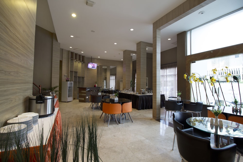 The Gloria Suites Jakarta 40/48