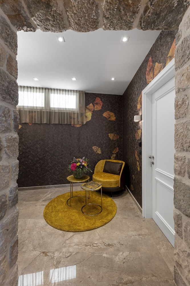 Sea Rocks Residence 2/40