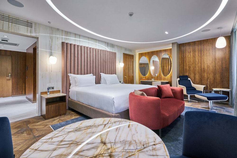 LUXURY, SUITE