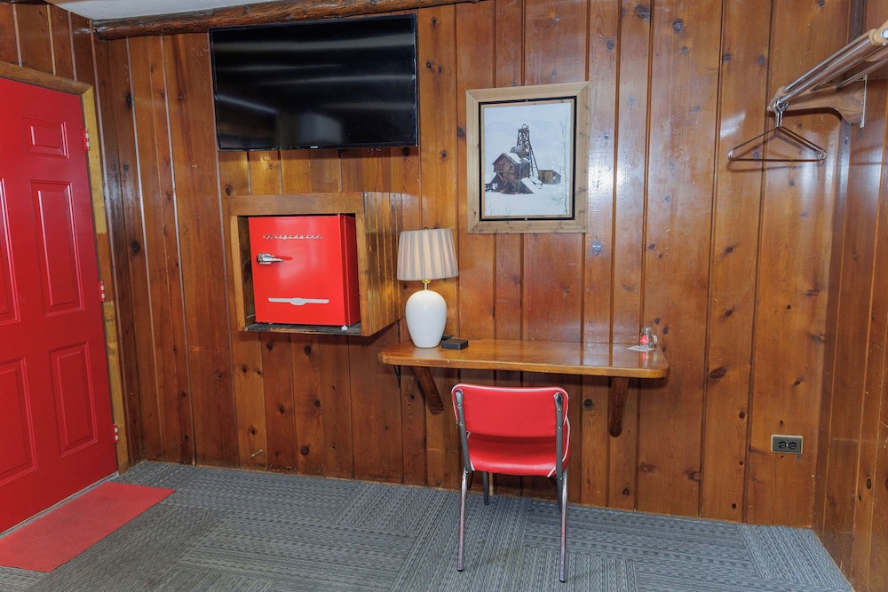 Foot of the Mountain Motel 33/71