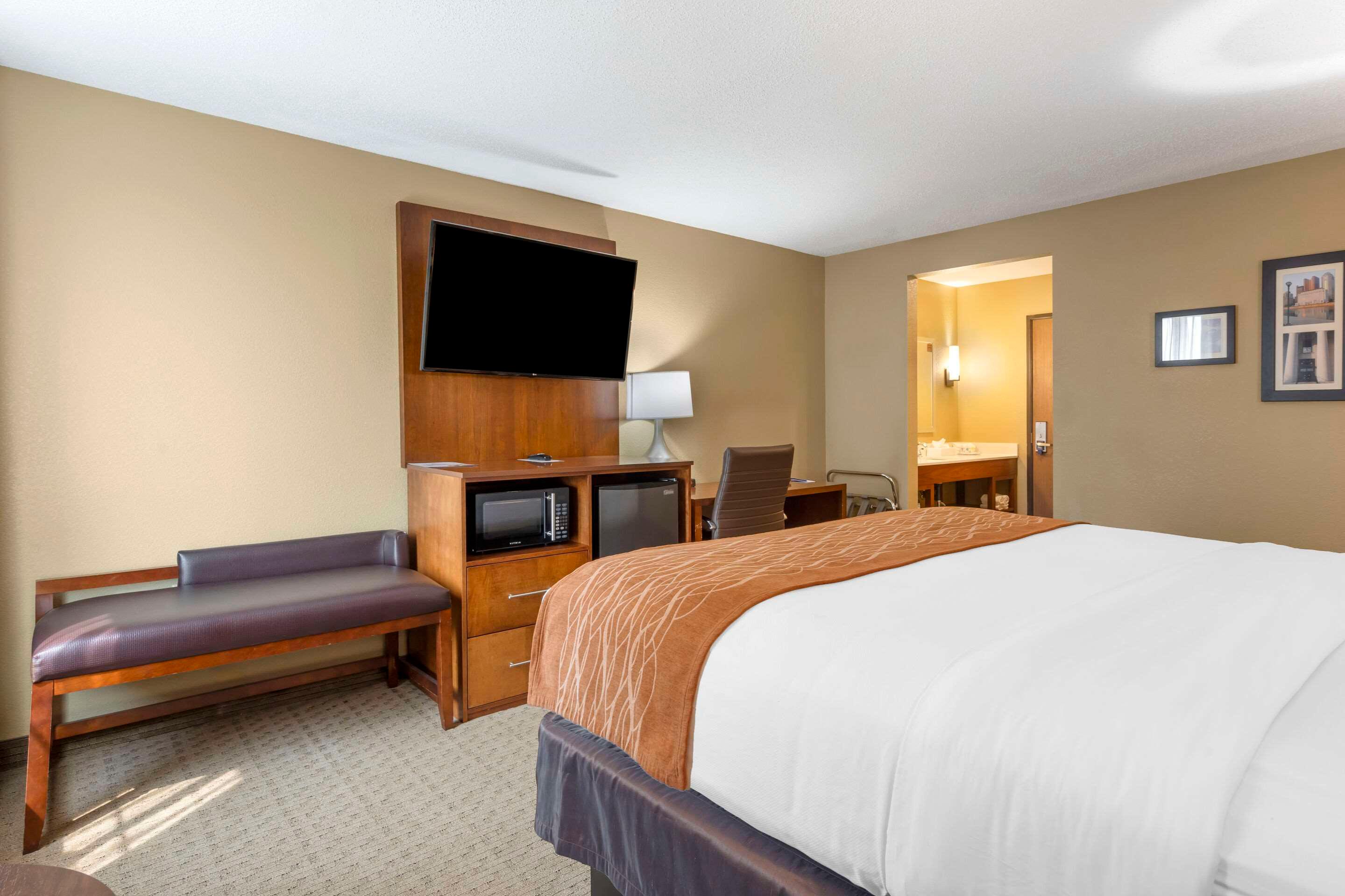 ROOM, KING BED