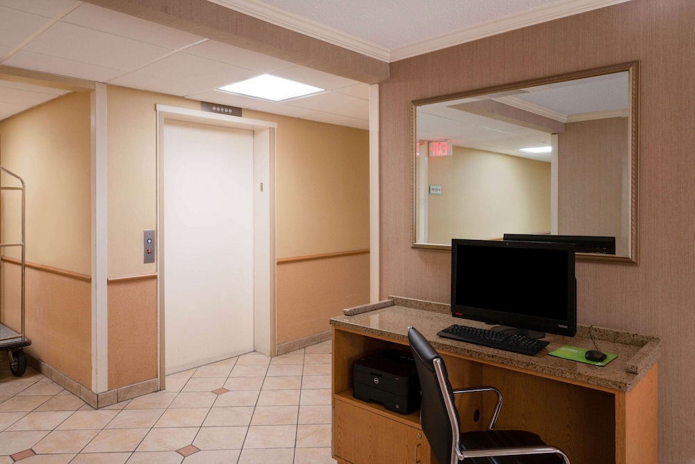 La Quinta Inn & Suites by Wyndham Nashville Airport 43/63