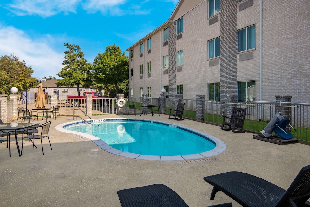 Quality Inn and Suites Roanoke Fort Worth North TX 40/46