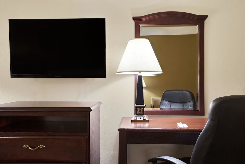 Travelodge by Wyndham La Porte/Michigan City Area 44/50