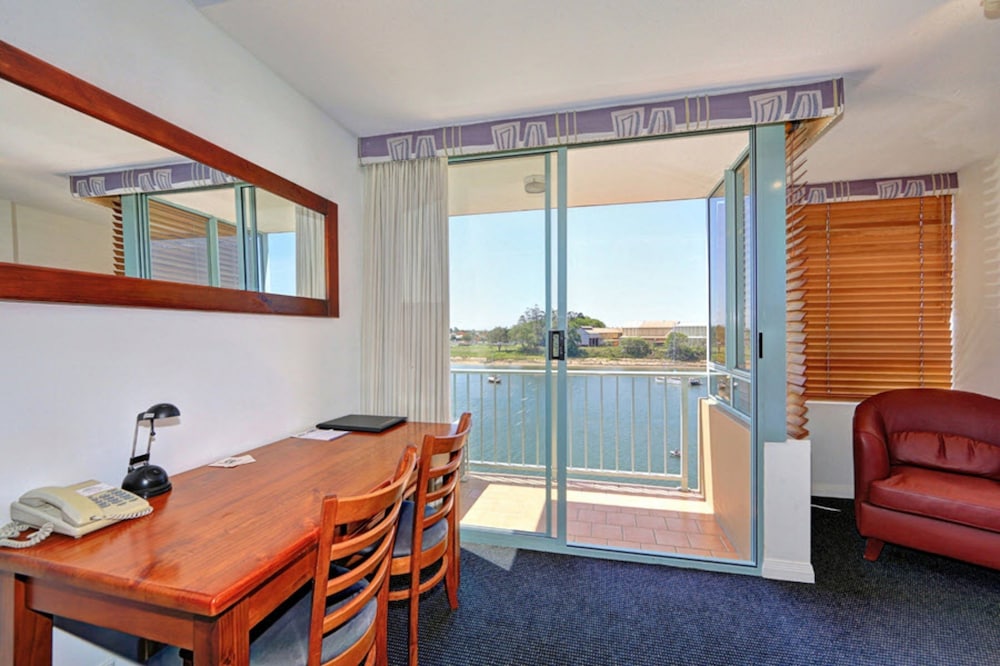 Burnett Riverside Motel 35/40