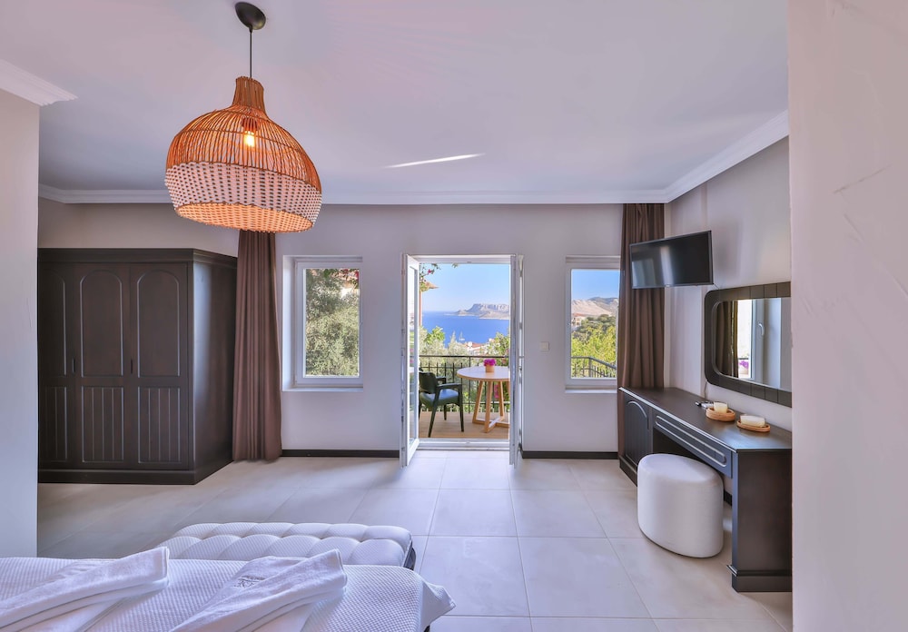 Hill House - Adults Only 16/50