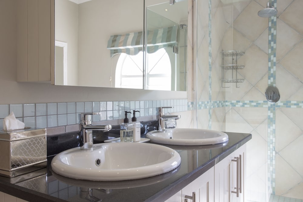 The Browns' Luxury Guest Suites 34/38