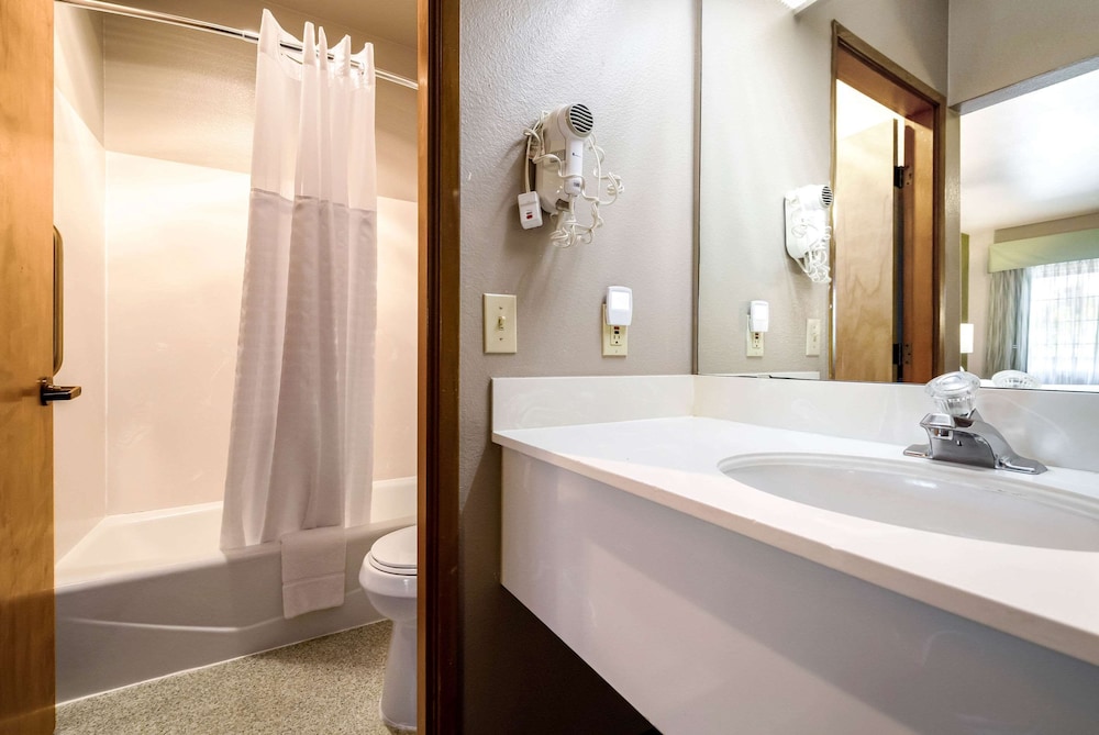 Efficiency, Suite, Queen Bed, Sofa، Quality Inn & Suites Bainbridge Island 2/3