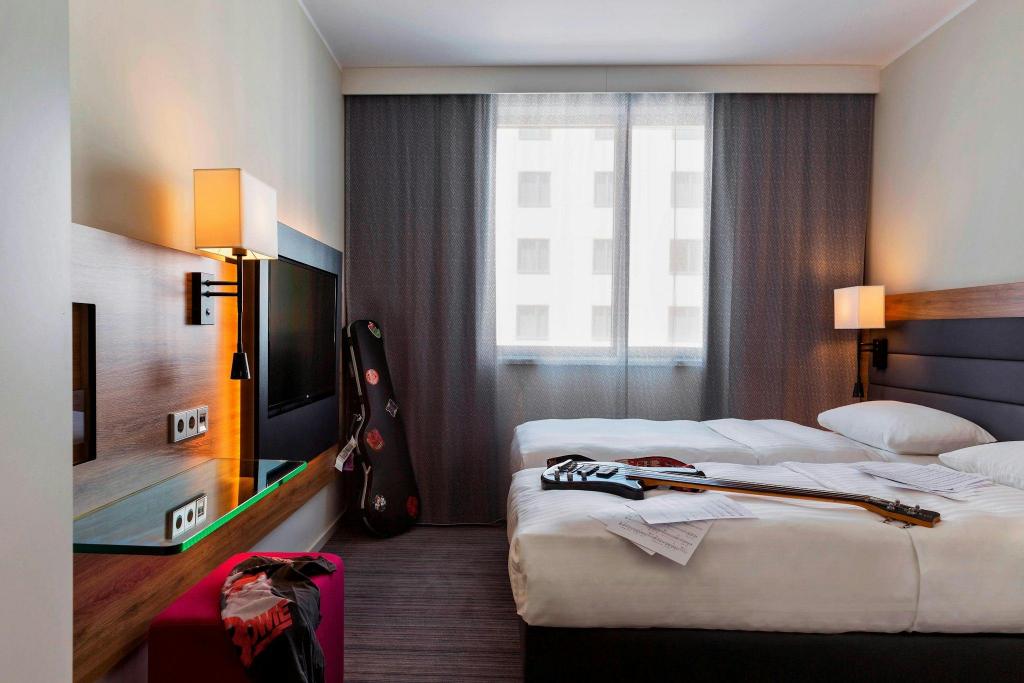 Moxy Sleeper, Guest Room, Queen Bed, with View