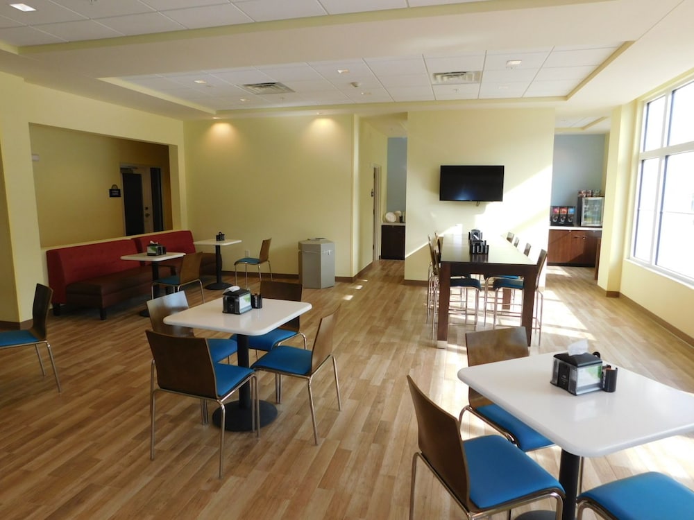 Days Inn & Suites by Wyndham Kearney 52/61