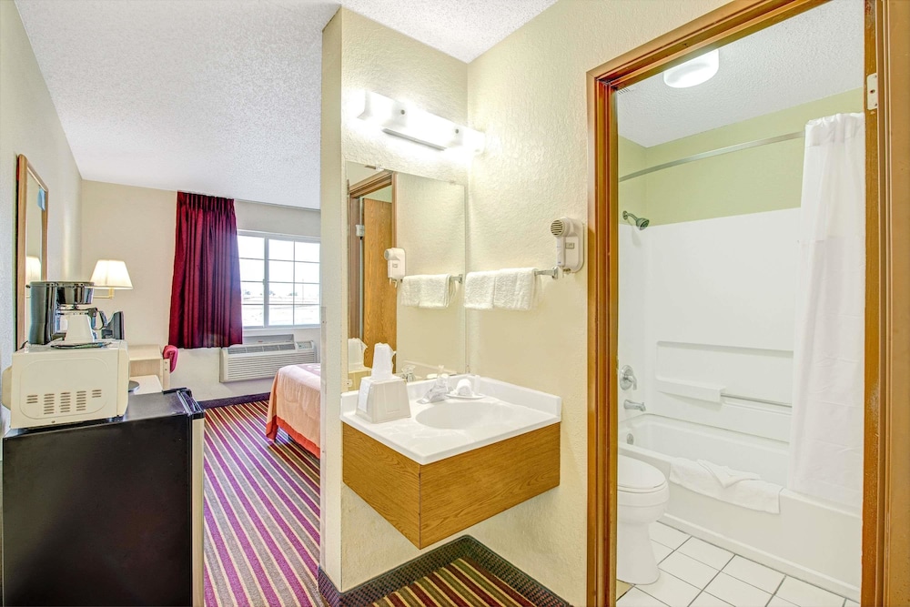 Super 8 by Wyndham San Antonio/Fiesta 13/19