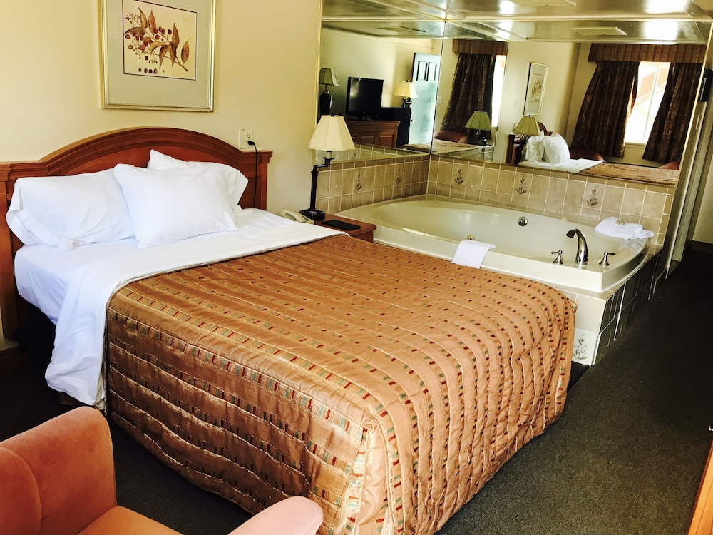 STANDARD, QUEEN BED, JETTED TUB