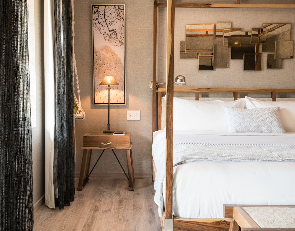 DELUXE, KING BED, ACCESSIBLE
