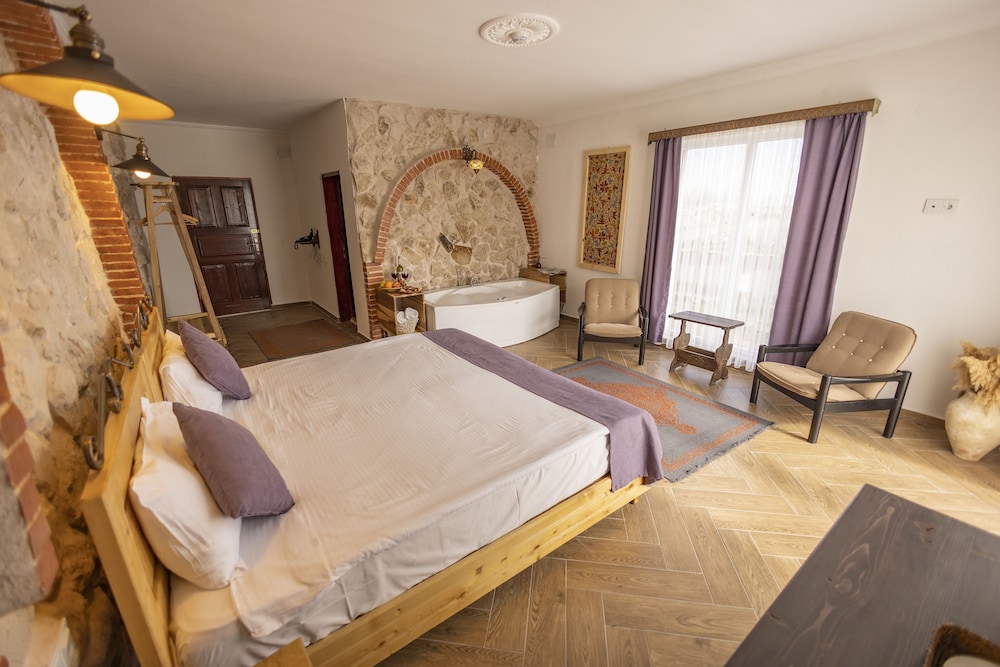 ROYAL, SUITE, HOT TUB