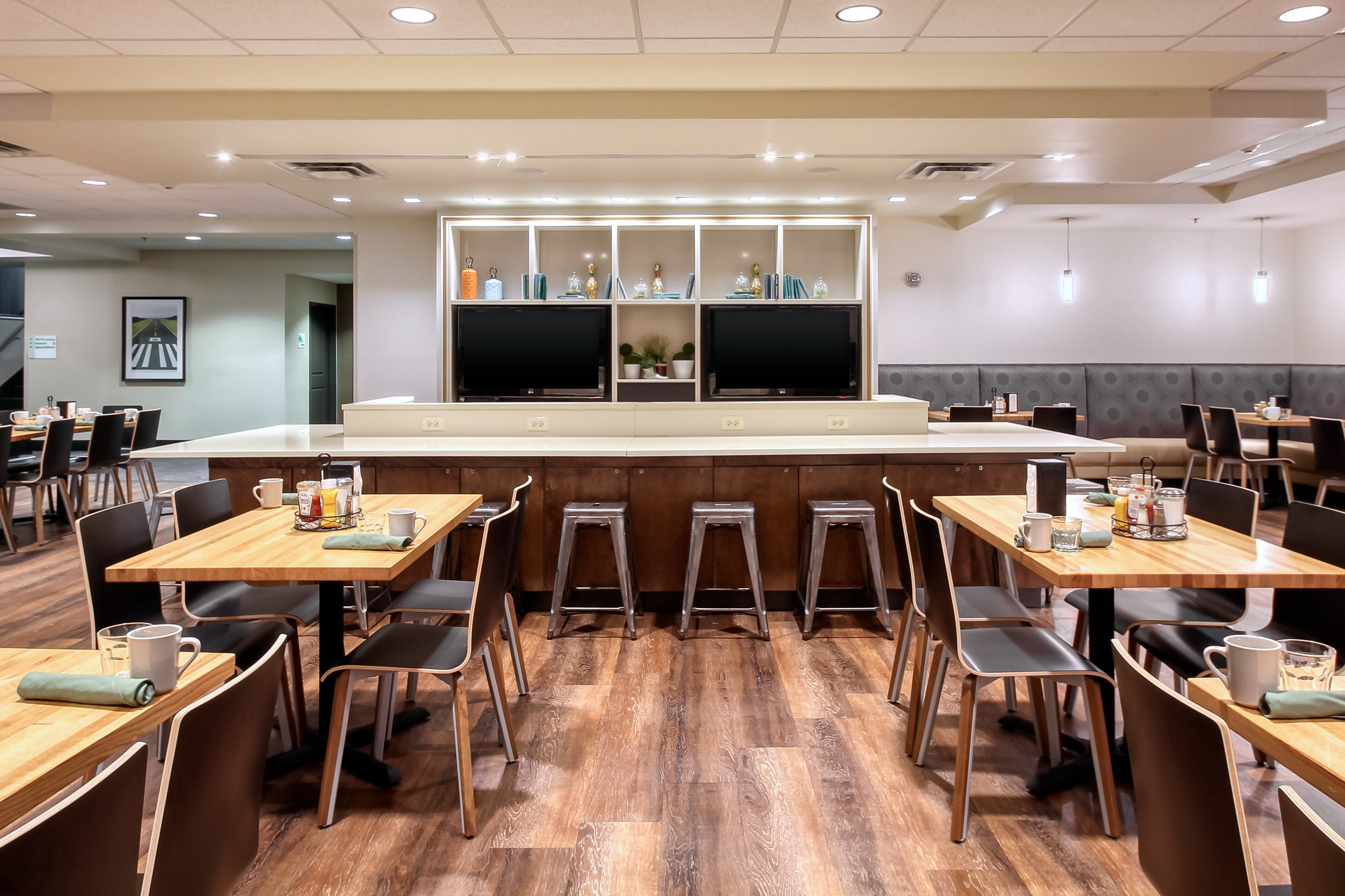 Holiday Inn Hotel Suites Atlanta Airport North 37/42