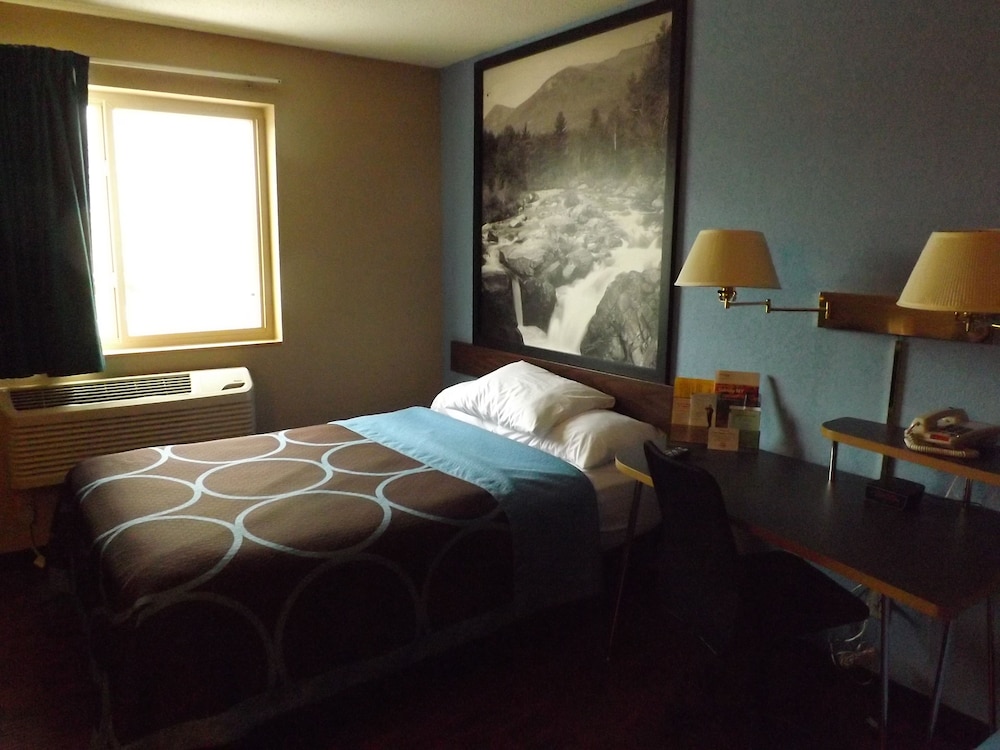 Super 8 by Wyndham Sidney NY 3/30