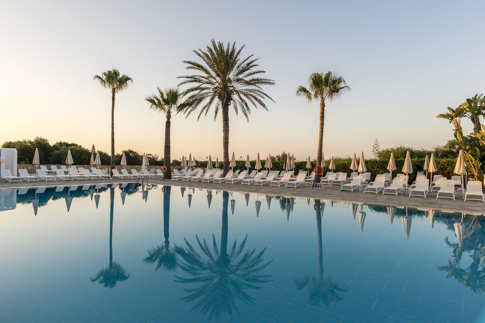 Nissi Beach Resort 10/75
