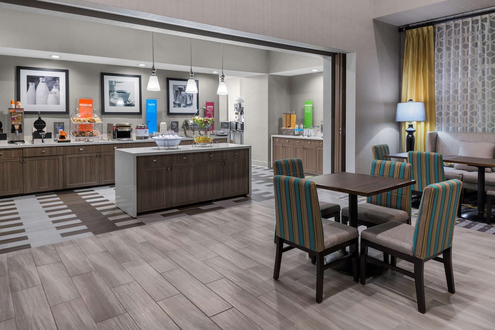 Hampton Inn & Suites Los Angeles/Hollywood 42/52