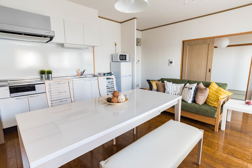 Universal Bay Condominium 37/60