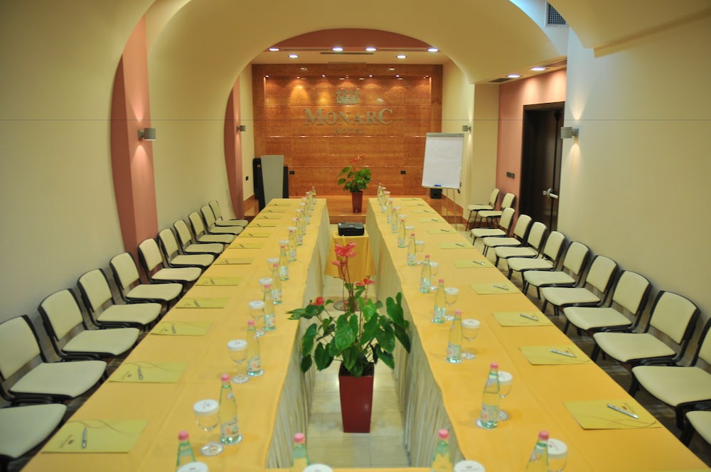 Monarc Hotel 56/58