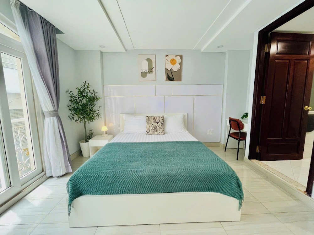 COMFORT, STUDIO, QUEEN BED