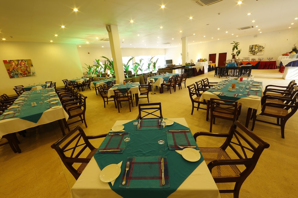 Catamaran Beach Hotel 13/30