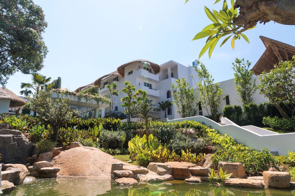 Eden Beach Khao Lak Resort and Spa 137/139