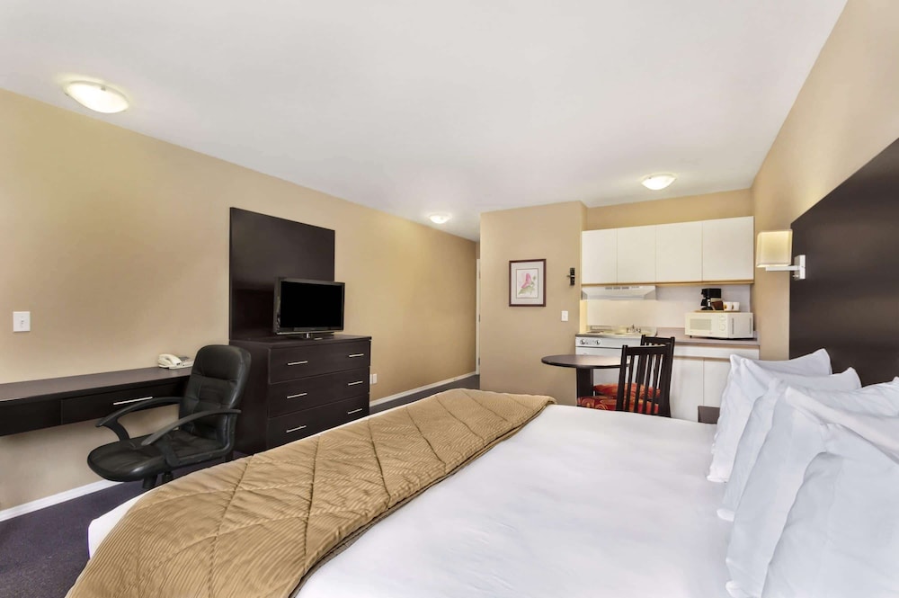 ROOM, KING BED