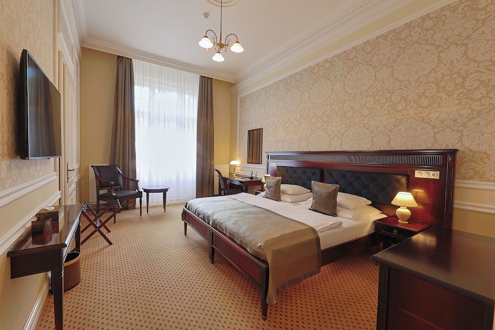 DELUXE, DOUBLE BED