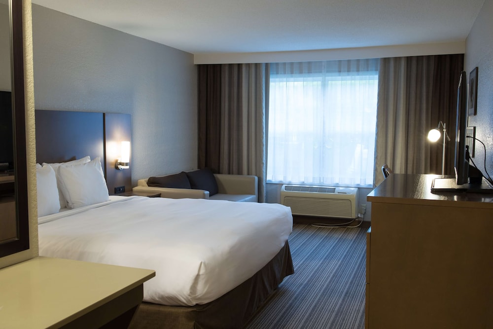 Country Inn & Suites by Radisson, Platteville, WI 7/48