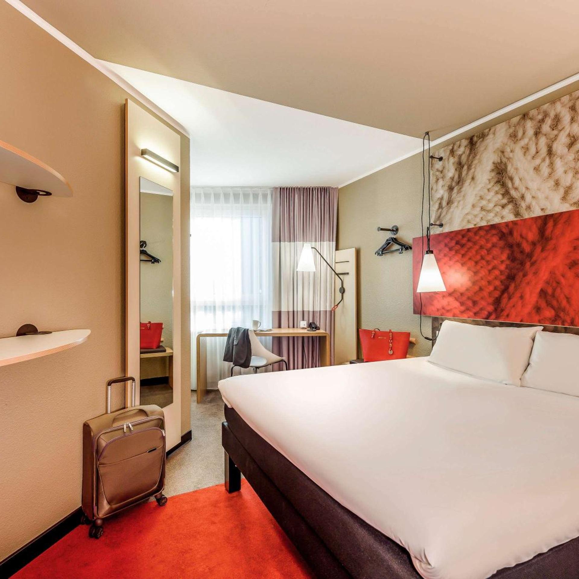 Standard, Queen Bed
