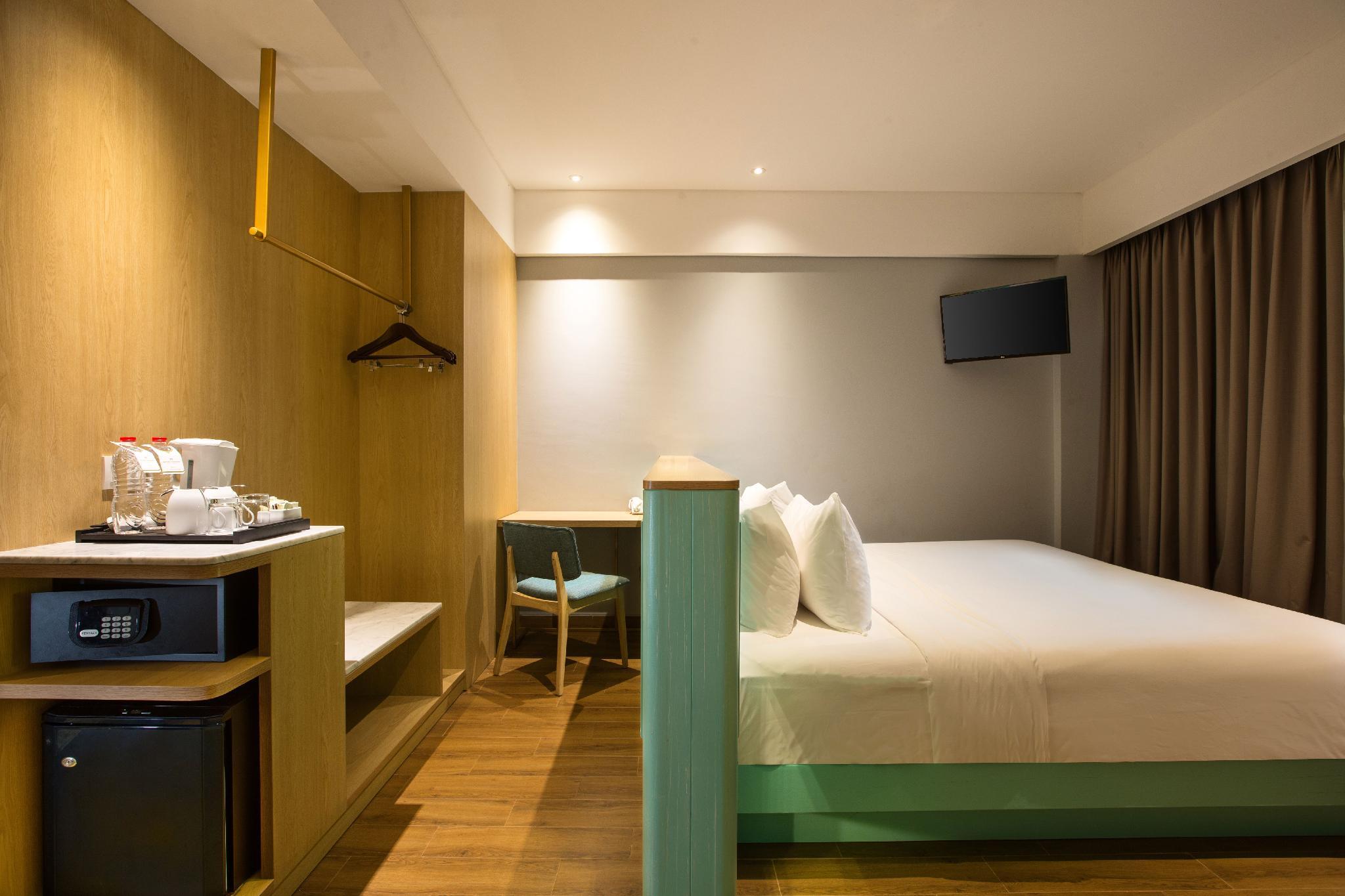 Deluxe, King Bed, Pool Access