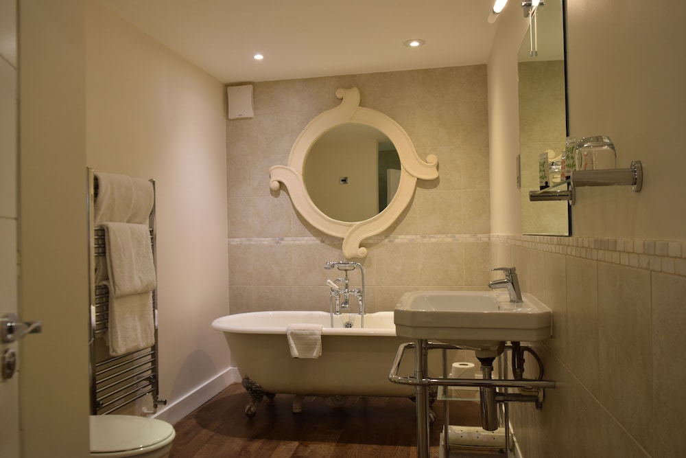 Noel Arms Hotel 47/49