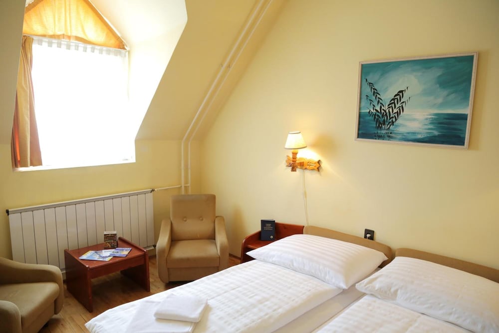 BARA HOTEL 25/50