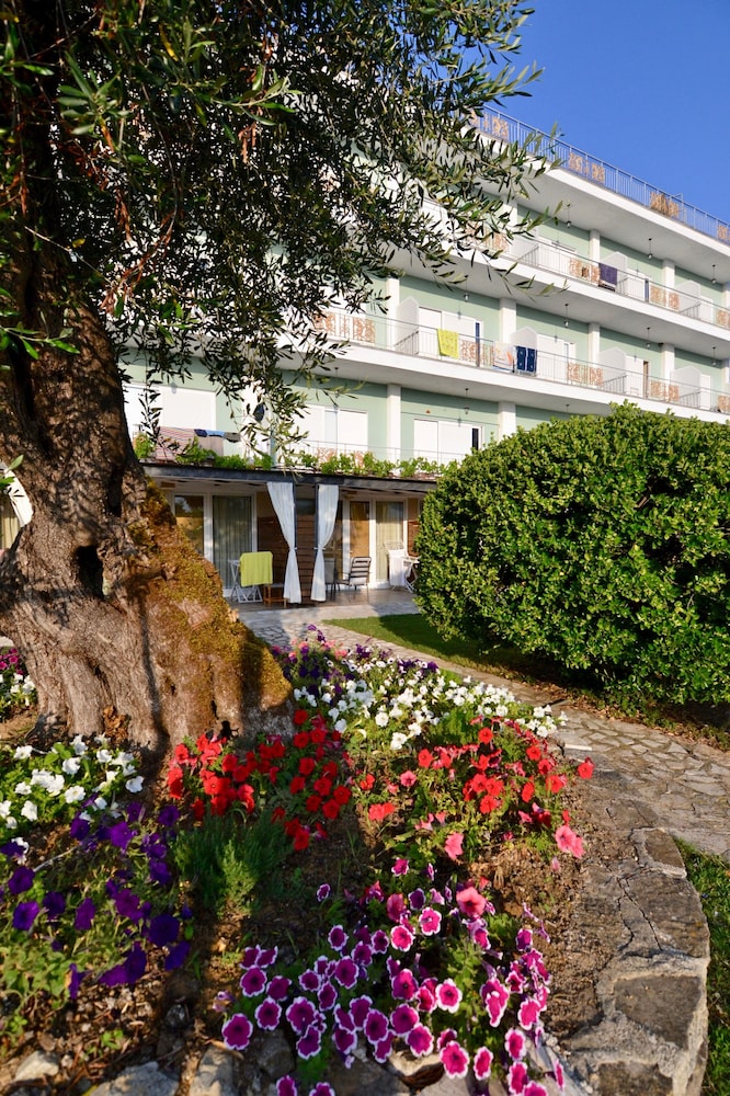 Paloma Blanca Hotel 47/55