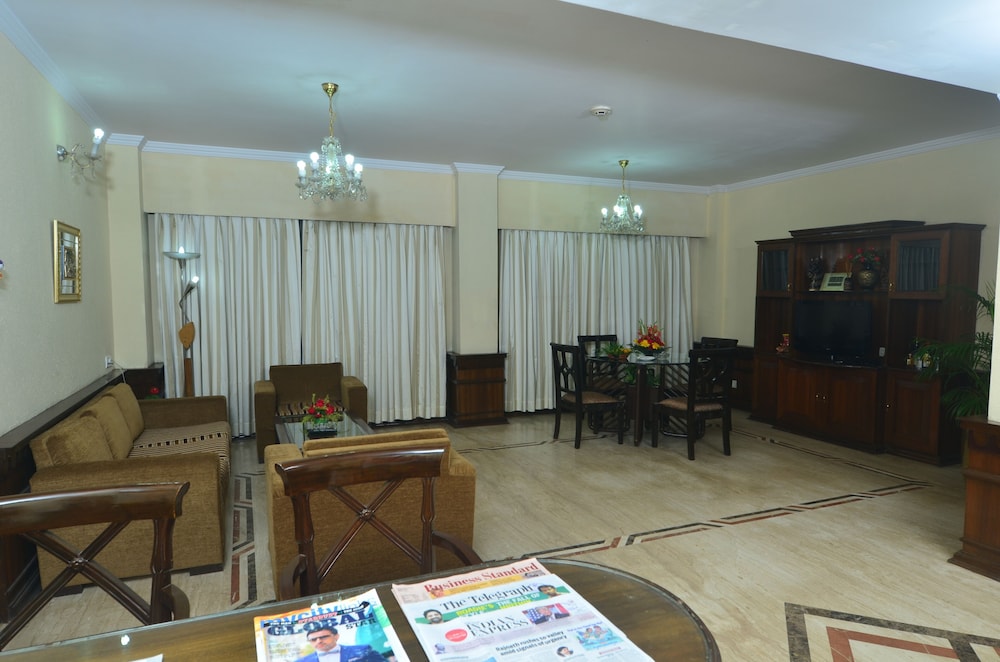 EMPIRES HOTEL 52/68