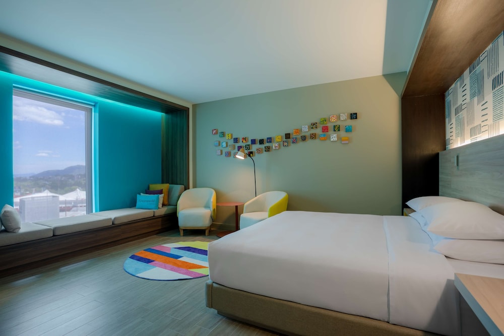 Room, King Bed, Atrium View