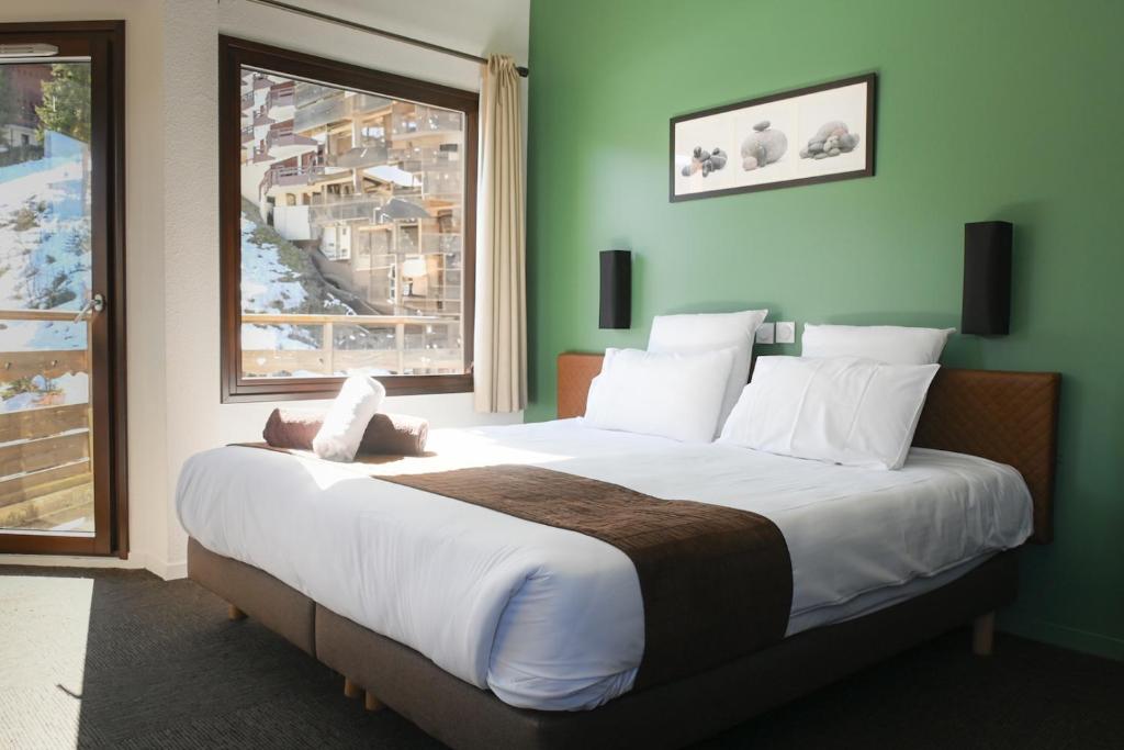 Room, Balcony