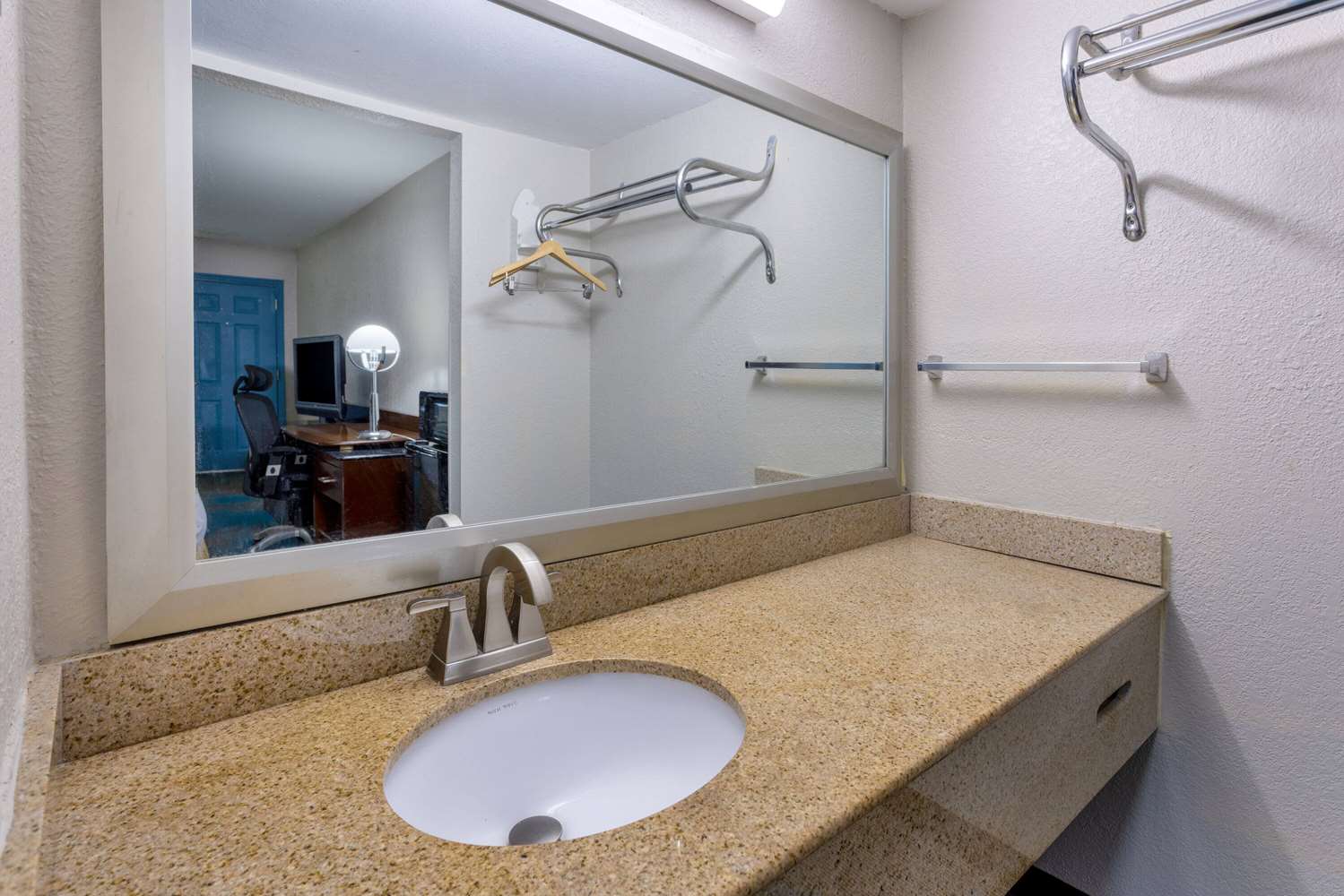 Days Inn By Wyndham Columbia 43/43