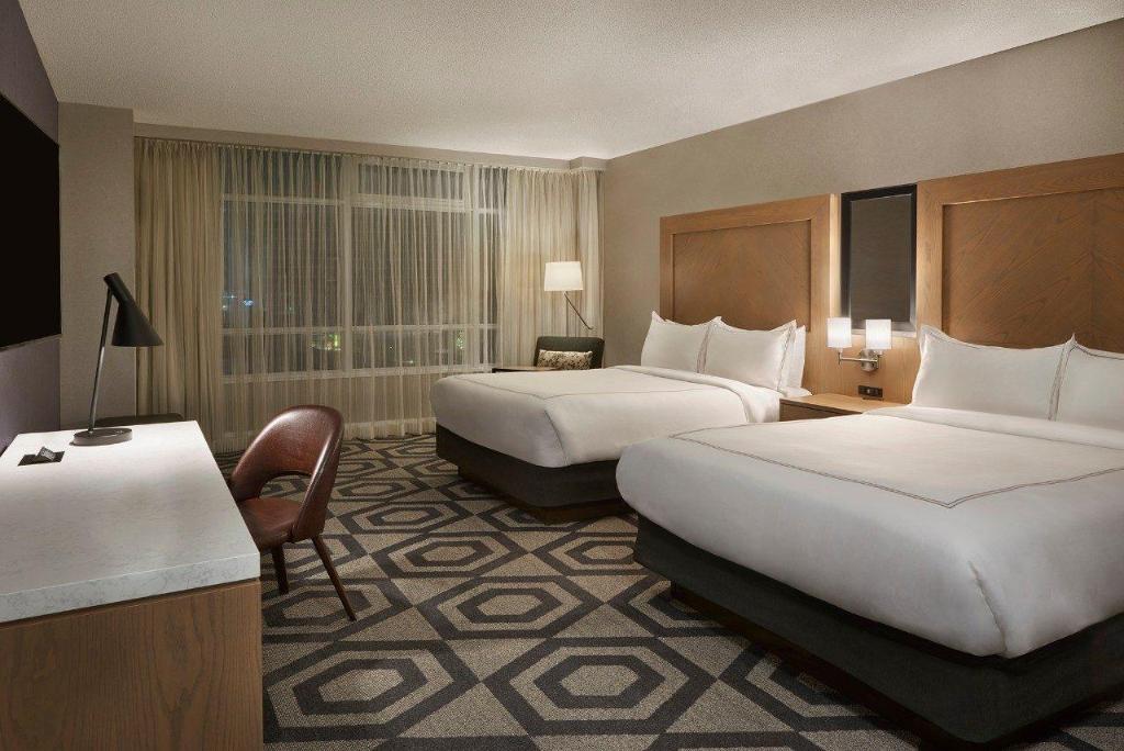 Deluxe, 2 Queen Beds, Downtown View, Forum Tower