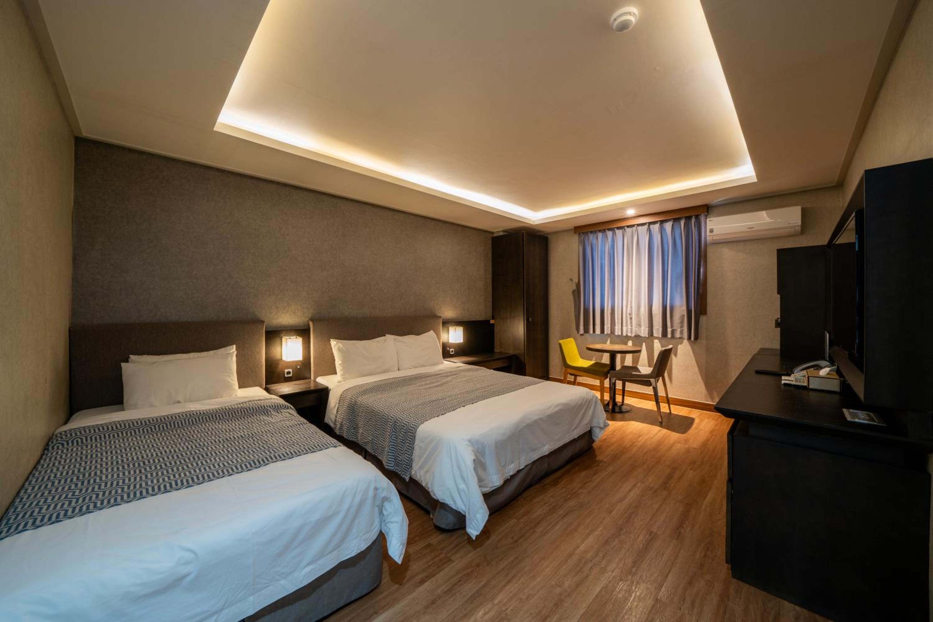 Deluxe, Twin Beds, 1 Double and 1 Single Bed