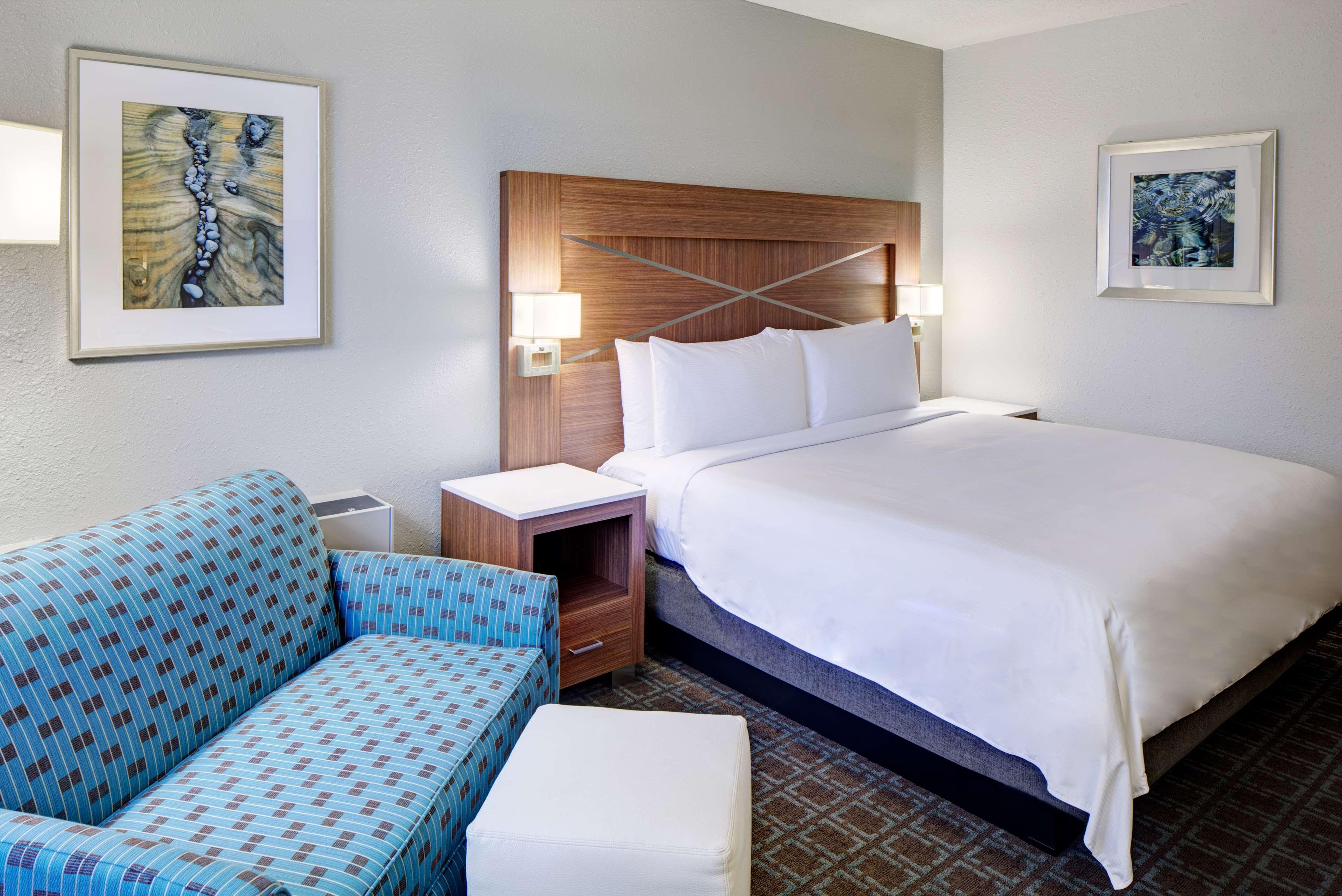 غرفة ديلوكس بسرير كينج في طابق مرتفع، DoubleTree by Hilton Milwaukee Downtown 2/3
