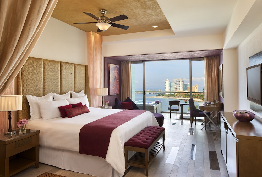 PREFERRED CLUB, JUNIOR SUITE, KING BED, GARDEN VIEW