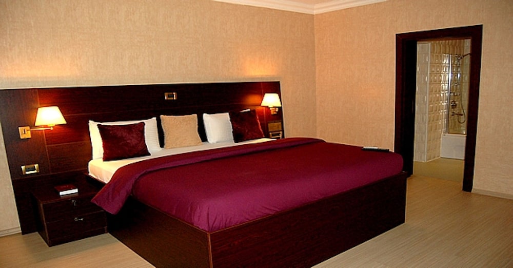 Chesney Hotel 18/35