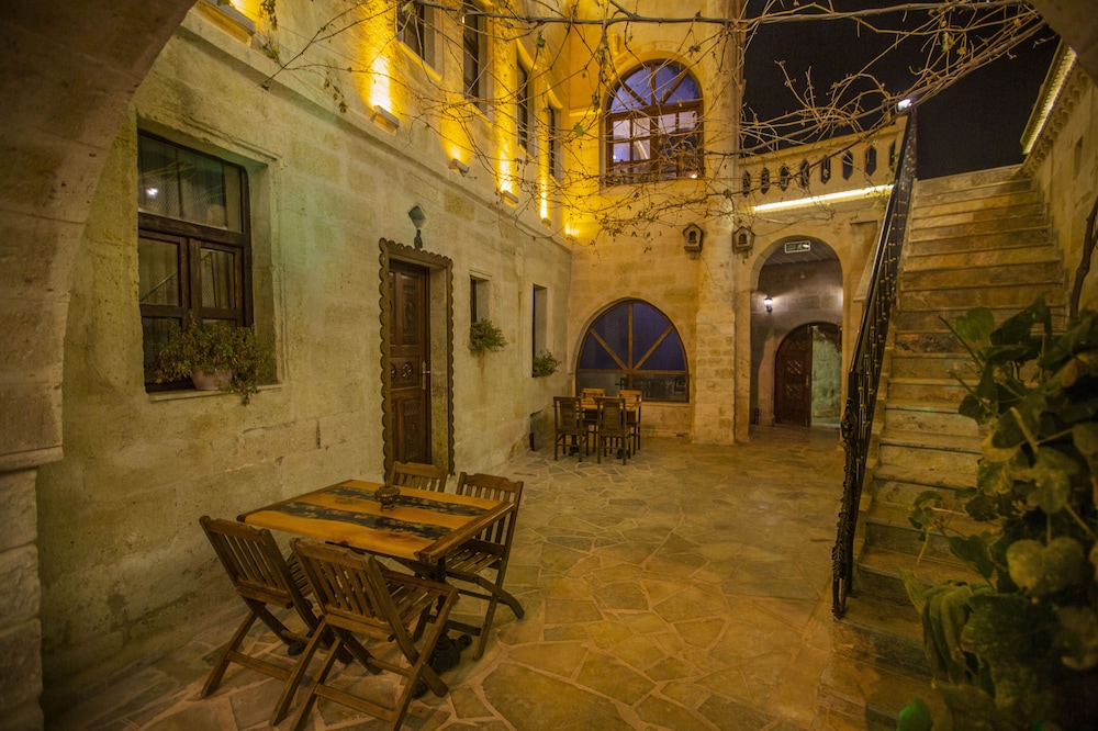 Royal Cave Hotel 52/58