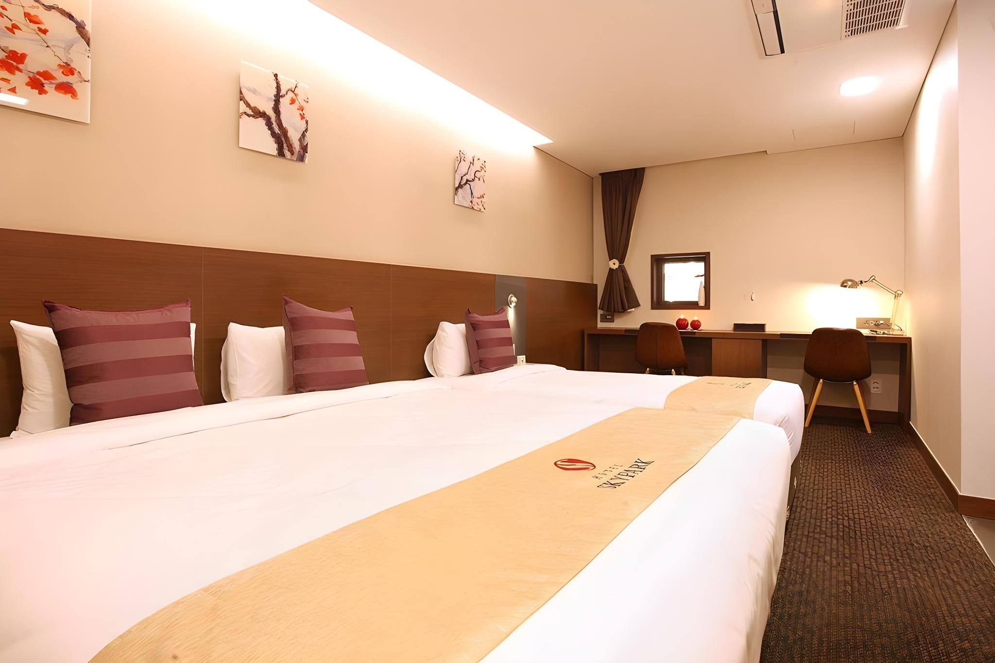 Deluxe, Single, 2 Double Beds