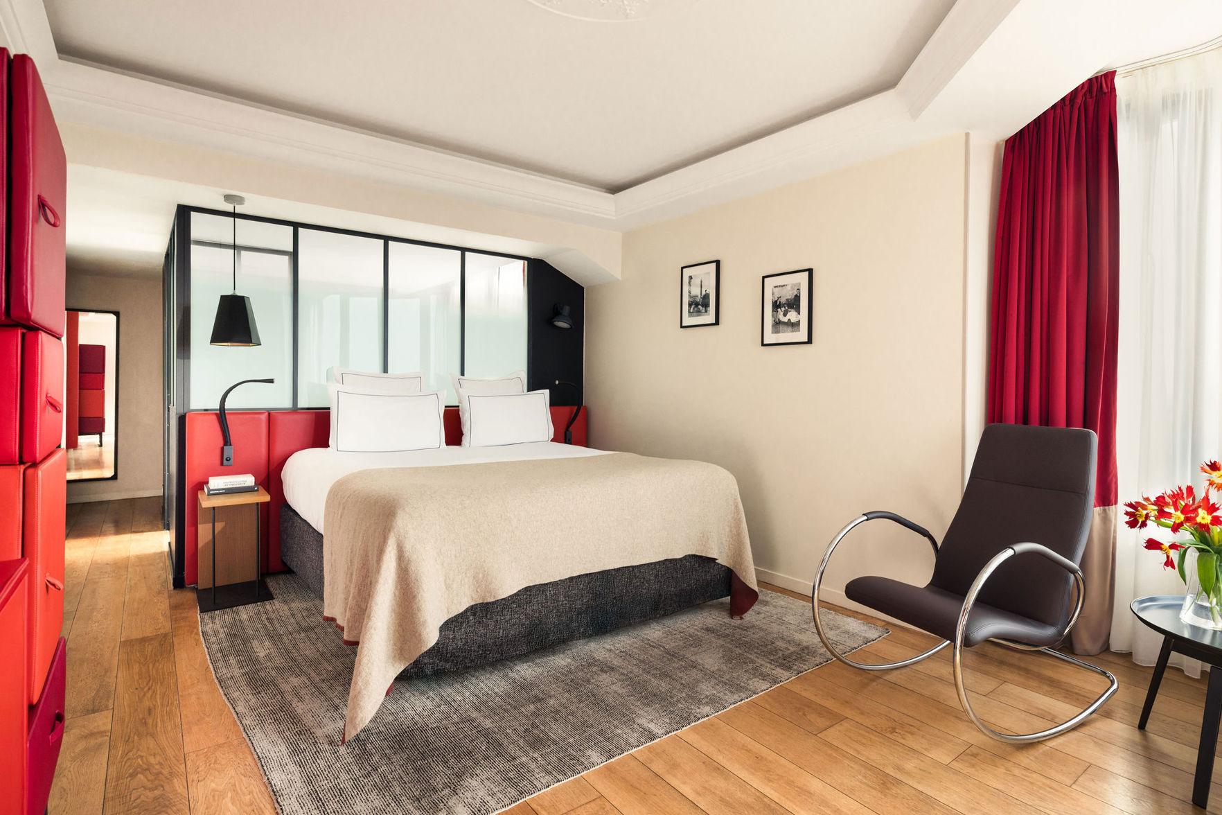 Privilege, Queen and Twin Beds, Eiffel View
