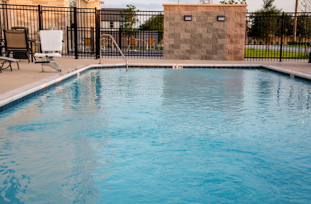 Holiday Inn Express and Suites Taylor 1/52